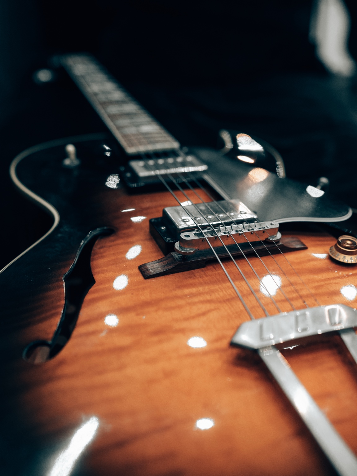 Gros plan sur une guitare électrique demi-caisse